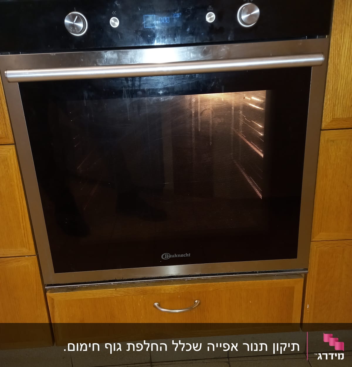 תנור אפייה עם כפתורים ותצוגה דיגיטלית